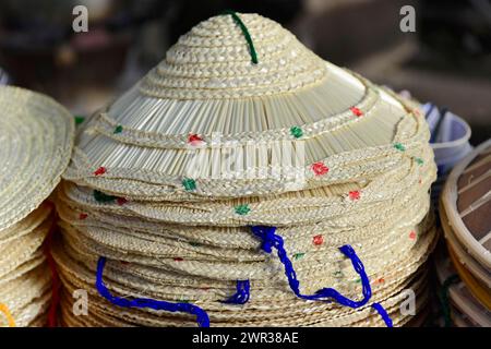 Stapel traditioneller asiatischer konischer Hüte, dekoriert mit verschiedenen Mustern, Inle Lake, Myanmar Stockfoto