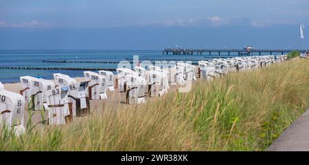 Weiße Liegestühle am Strand, hinter dem Pier in Kühlungsborn, Mecklenburg-Vorpommern, Deutschland Stockfoto