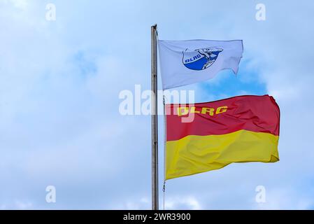 Wehen von Fahnen der DLRG, Deutsche Lebens-Rettungs-Gesellschaft, am Strand von Kühlungsborn, Meckleburg-Vorpommern Stockfoto