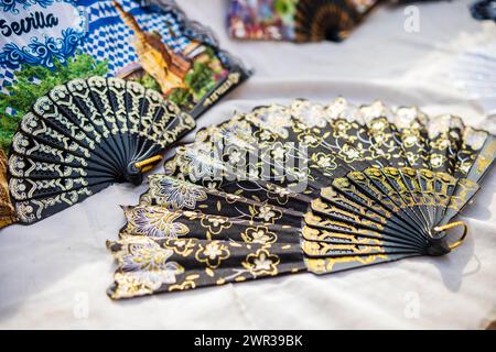 Sehen Sie sich die wunderschönen Flamenco-Fans in Sevilla, Andalusien, Spanien an Stockfoto