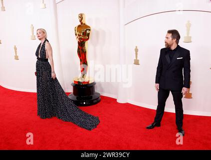 Hollywood, Usa. März 2024. (L-R) Leslie Bibb und Sam Rockwell kommen auf dem roten Teppich bei den 96. Jährlichen Academy Awards in Los Angeles, Kalifornien am Sonntag, den 10. März 2024. Seit 1929 zeichnen die Oscars herausragende Leistungen in der Filmkunst aus. Foto: John Angelillo/UPI Credit: UPI/Alamy Live News Stockfoto