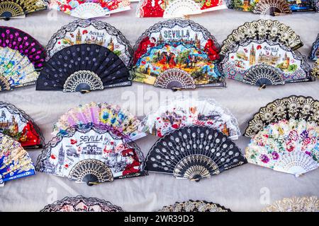 Wunderschöne, farbenfrohe Flamenco-Fans in Sevilla, Andalusien, Spanien Stockfoto