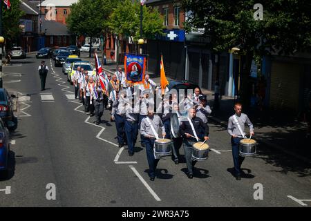 Der marschsaison protestantischen Oranierorden, hier durch ein katholischen Viertel von Belfast, Nordirland/Marching Saison des Orange Order (Loya Stockfoto