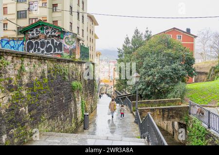 Treppen auf dem Weg zum Casco Viejo in der Nähe des Arc de Triomphe von Mallonako Garaipenaren Arkua.Bilbao-Baskenland-Spanien.13-3-2024 Stockfoto