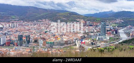 Panoramablick von oben auf die urbanisierte Gegend von Bilbao-Baskenland-Spanien.8-3-2024 Stockfoto