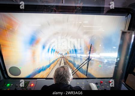 Das Innere der Kabine der Artxanda Standseilbahn, Artxanda Ko, macht die Abfahrt mit dem Fahrer von hinten gesehen, der den Tunnel mit einem Gefühl betritt Stockfoto