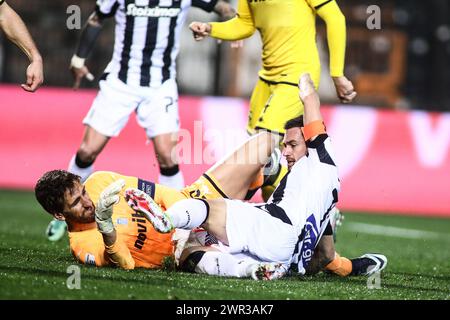 Thessaloniki, Griechenland. März 2024. PAOK's Andrija Zivkovic (R) und Aris Torhüter Julian Cuesta (L) in einem Spiel der griechischen Superliga Playoffs Runde 1 zwischen PAOK FC und ARIS FC. Ergebnis des Spiels PAOK - ARIS 0-1 (Credit Image: © Giannis Papanikos/ZUMA Press Wire) NUR REDAKTIONELLE VERWENDUNG! Nicht für kommerzielle ZWECKE! Stockfoto