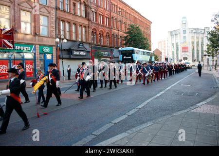 Der marschsaison protestantischen Oranierorden, hier durch ein katholischen Viertel von Belfast, Nordirland/Marching Saison des Orange Order (Loya Stockfoto