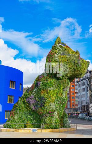 Große Skulptur in Form eines Hundes aus lebenden Blumen. Name: Welpe, von Künstler Jeff Koons.Bilbau-spain.11-3-2024 Stockfoto