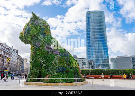 Große Skulptur in Form eines Hundes aus lebenden Blumen. Name: Welpe, von Künstler Jeff Koons.Bilbau-spain.11-3-2024 Stockfoto