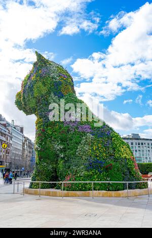 Große Skulptur in Form eines Hundes aus lebenden Blumen. Name: Welpe, von Künstler Jeff Koons.Bilbau-spain.11-3-2024 Stockfoto