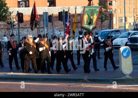 Der marschsaison protestantischen Oranierorden, hier durch ein katholischen Viertel von Belfast, Nordirland/Marching Saison des Orange Order (Loya Stockfoto