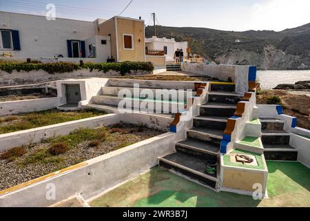 Farbenfrohe Treppen in Mantrakia, Milos, Kykladen, Griechenland Stockfoto
