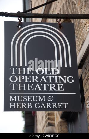 Schild für das Old Operating Theatre Museum, St Thomas Street, Southwick, London, Großbritannien. Das Old Operating Theatre Museum und Herb Garret in 9a St. Thomas S. Stockfoto