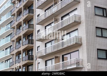 Ein Teil eines Wohnhauses mit vielen Balkonen und einer Backsteinfassade, Blankenberge, Flandern, Belgien Stockfoto