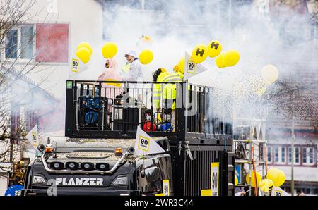 Das lokale Huber Baugeschäft läuft beim Bassersdorfer Fasnachtsumzug dabei. Dafür wurde extra ein Truck gestaltet, darauf spielt eine Band. (Basse Stockfoto