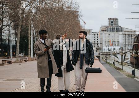 Jungunternehmer, die an einem Geschäftstreffen im Freien in der Stadt teilnehmen. Stockfoto