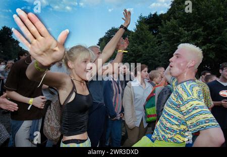 Unter dem Motto One World One Future feiern Techno-Fans am 11. Juli 1998 mit mehr als einer Million Besuchern die 10. Love Parade in Berlin Stockfoto