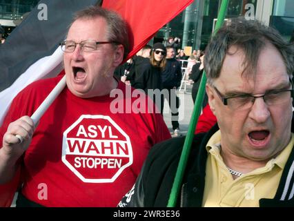 Ein Teilnehmer der Merkel muss weg-Demonstration trägt ein Hemd mit der Aufschrift Asylwahn stoppen . Demonstration durch Rechtspopulisten und Stockfoto