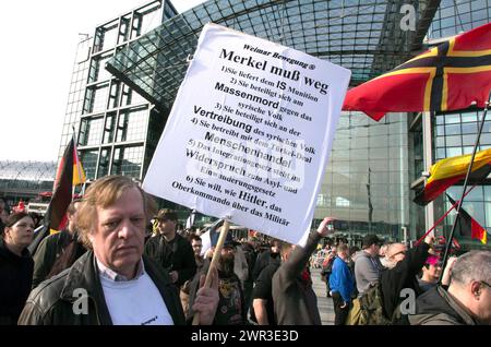 Ein Teilnehmer an der Demo Merkel muss weg. Demonstration durch rechtspopulistische und rechtsextreme Teilnehmer, einschließlich Unterstützern der NPD, Pegida Stockfoto