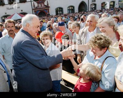 Bundeskanzler Helmut Kohl begrüßt CDU-Anhänger auf dem Naumburger Marktplatz vor seinem Wahlkampfauftritt am 14. August Stockfoto