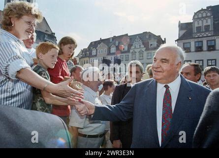 Bundeskanzler Helmut Kohl begrüßt CDU-Anhänger auf dem Naumburger Marktplatz vor seinem Wahlkampfauftritt am 14. August Stockfoto