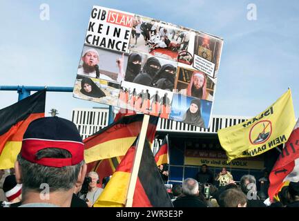 Ein Teilnehmer an der Demonstration Merkel muss weg hält ein Schild mit der Aufschrift Gib Islam keine Chance. Demonstration von Rechtspopulisten und Rechtspopulisten Stockfoto