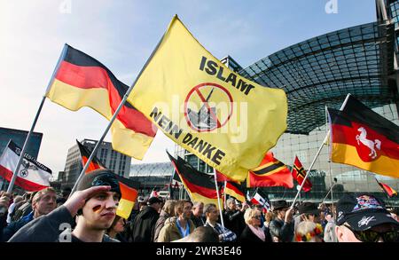 Ein Teilnehmer der Merkel muss weg Demonstration hält eine Flagge mit der Inschrift Islam nein Danke . Demonstration durch Rechtspopulisten und Stockfoto