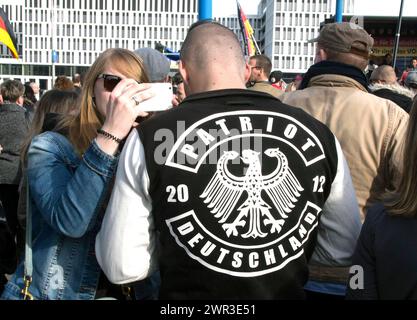 Ein Teilnehmer der Merkel muss weg Demonstration trägt eine Jacke mit der Aufschrift Patriot . Demonstration von Rechtspopulisten und Rechtsextremisten Stockfoto