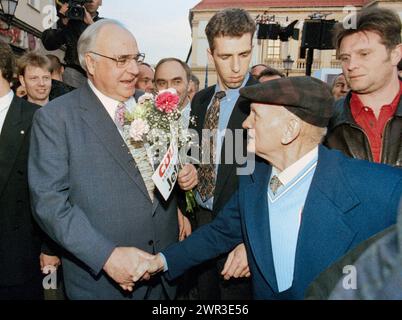 Bundeskanzler Helmut Kohl begrüßt CDU-Anhänger auf dem Magdeburger Marktplatz vor seinem Wahlkampfauftritt am 22. April 1998 Stockfoto