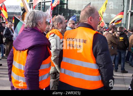 Teilnehmer an der Merkel muss weg Demonstration in Westen mit den Worten Abschiebehelfer . Demonstration durch Rechtspopulisten und Stockfoto