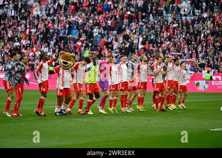 Finaljubel, FC Bayern München FCB Spieler danken den Fans, Maskottchen Berni FC Bayern München FCB (12), Allianz Arena, München, Bayern, Deutschland Stockfoto