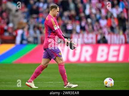 Torwart Manuel neuer FC Bayern München FCB (01) in rosa Trikot, zieht Torwarthandschuhe an, Allianz Arena, München, Bayern, Deutschland Stockfoto