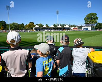 Christchurch, Neuseeland - 10. März 2024; Cricket - NZ vs Australia Test Match im Hagley Oval. Jungs, die das Spiel von der Bank aus genießen. Stockfoto