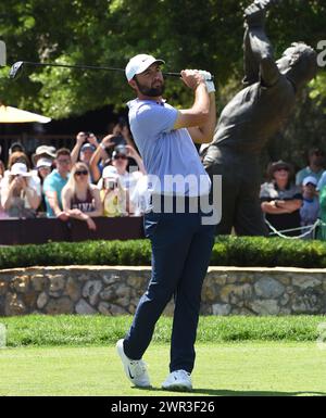 Orlando, Usa. März 2024. Scottie Scheffler aus den Vereinigten Staaten trifft in der letzten Runde des Arnold Palmer Invitational auf dem Arnold Palmer Bay Hill Golf Course in Orlando einen Abschlag auf das erste Loch. Scheffler gewann das Turnier mit einem fünf-Schuss-Sieg. Quelle: SOPA Images Limited/Alamy Live News Stockfoto