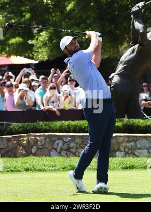 Orlando, Usa. März 2024. Scottie Scheffler aus den Vereinigten Staaten trifft in der letzten Runde des Arnold Palmer Invitational auf dem Arnold Palmer Bay Hill Golf Course in Orlando einen Abschlag auf das erste Loch. Scheffler gewann das Turnier mit einem fünf-Schuss-Sieg. Quelle: SOPA Images Limited/Alamy Live News Stockfoto