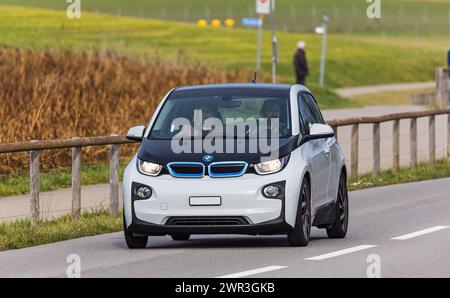 Ein BMW i3 fährt auf einer Straße ausserorts im Zürcher Unterland. (Oberglatt, Schweiz, 14.01.2023) Stockfoto