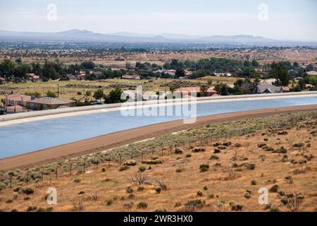 California Aquädukt in der Nähe von Palmdale, Kalifornien, USA, im Antelope Valley und in der Mojave-Wüste. Stockfoto