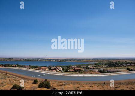 California Aquädukt in der Nähe von Palmdale, Kalifornien, USA, im Antelope Valley und in der Mojave-Wüste. Stockfoto