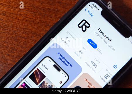 Vancouver, KANADA - 28. Februar 2024 : RunwayML App, No-Code KI-Plattform zum Erstellen mit Video, Audio und Text, im App Store auf dem iPhone zu sehen. Start- und Landebahn KI, Stockfoto