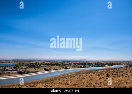 California Aquädukt in der Nähe von Palmdale, Kalifornien, USA, im Antelope Valley und in der Mojave-Wüste. Stockfoto