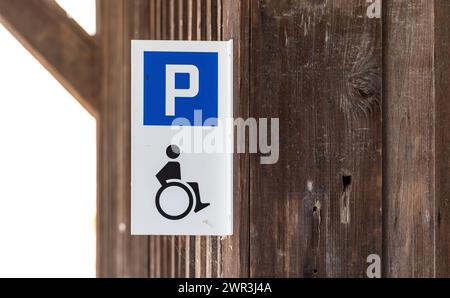 Ein Schild signalisiert, dass der Parkplatz für gehbehinderte Menschen reserviert ist. (Rheinau, Schweiz, 25.06.2023) Stockfoto