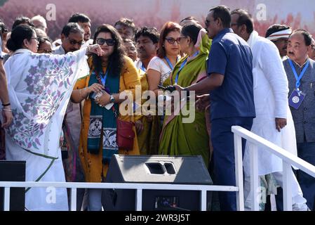 Kalkutta, Westbengalen, Indien. März 2024. Der Vorsitzende der Trinamool-Kongresspartei und Ministerpräsident des Bundesstaates Westbengalen Mamata Banerjee und TMC-Kandidaten für die bevorstehende Lok Sabha-Umfrage während der ersten Wahlkundgebung in Kalkutta, Indien, am Sonntag, den 10. März 2024. (Kreditbild: © Dipa Chakraborty/Pacific Press via ZUMA Press Wire) NUR REDAKTIONELLE VERWENDUNG! Nicht für kommerzielle ZWECKE! Stockfoto