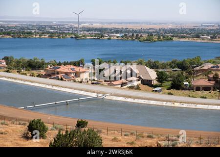 California Aquädukt in der Nähe von Palmdale, Kalifornien, USA, im Antelope Valley und in der Mojave-Wüste. Stockfoto