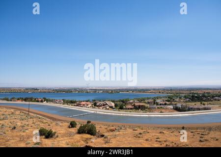 California Aquädukt in der Nähe von Palmdale, Kalifornien, USA, im Antelope Valley und in der Mojave-Wüste. Stockfoto