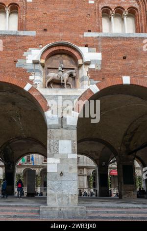 Mailand, Italien - 24. Februar 2024: Die malerische Piazza Mercanti in Mailand, Italien Stockfoto