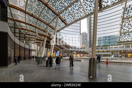 Mailand, Italien - 24. Februar 2024: Piazza Gae Aulenti (Platz Gae Aulenti) in Mailand, Italien Stockfoto