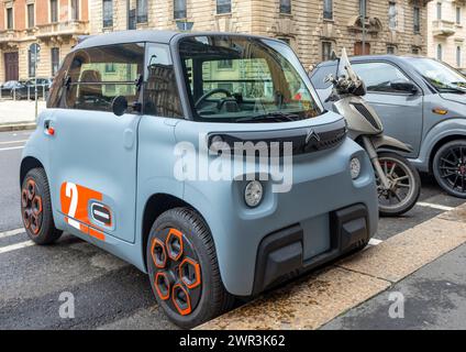 Mailand, Italien - 25. Februar 2024: Kleiner Citroen Ami Electric Zweisitzer-Kleinstwagen in der Straße von Mailand, Italien Stockfoto