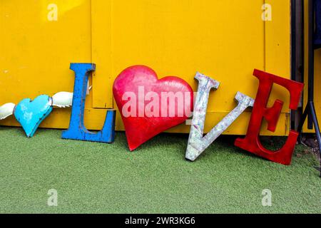 Das Wort LIEBE steht in großen Metallbuchstaben Stockfoto