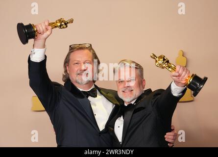 Hollywood, Usa. März 2024. Dave Mullins und Brad Booker, die Filmemacher hinter dem besten animierten Kurzfilm „der Krieg ist vorbei! Inspiriert von der Musik von John und Yoko,“ treten Backstage mit ihren Oscars bei den 96. Jährlichen Academy Awards in Los Angeles, Kalifornien, am Sonntag, den 10. März 2024 auf. Seit 1929 zeichnen die Oscars herausragende Leistungen in der Filmkunst aus. Foto: Pat Benic/UPI Credit: UPI/Alamy Live News Stockfoto